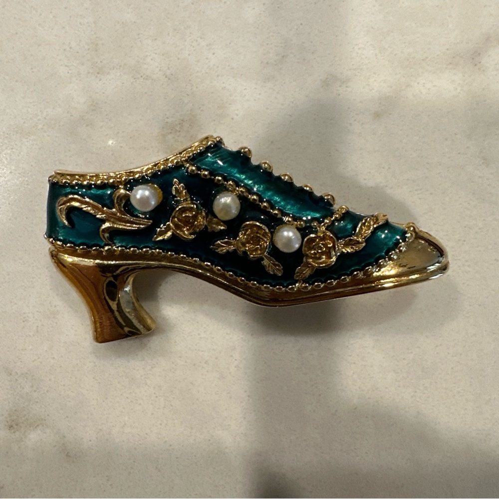 JJI Teal Enamel Victorian Shoe Brooch with Gold Trim and faux Pearls